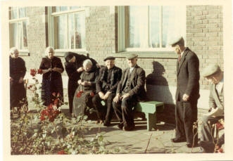 een groep ouderen in de voortuin.jpg